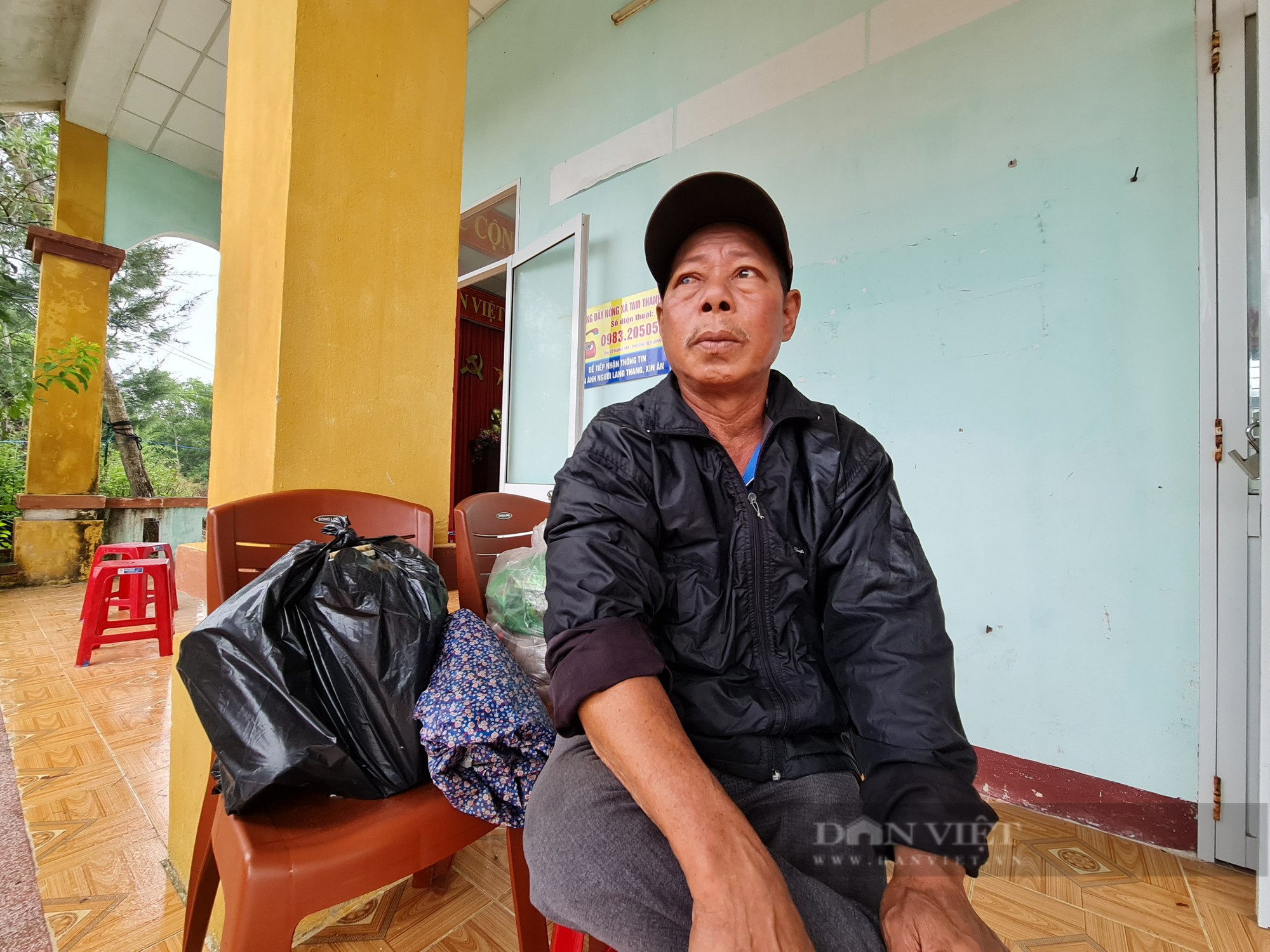 Chùm ảnh di dân đầu tiên ở Quảng Nam tránh bão số 4 - Ảnh 3.