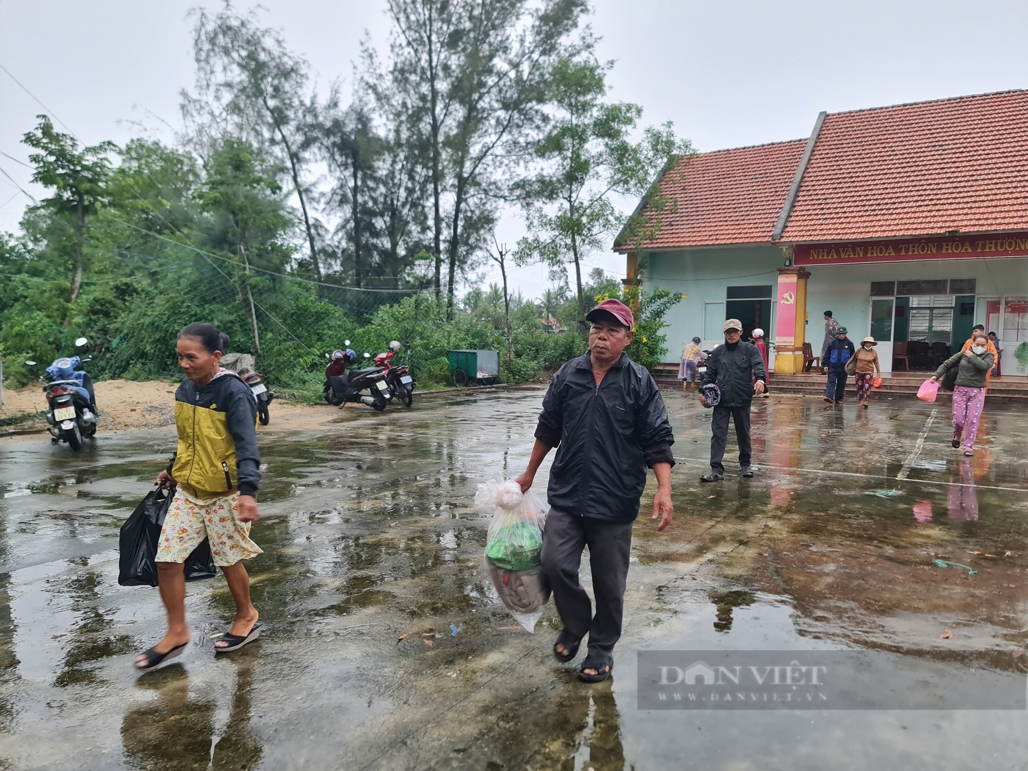 Chùm ảnh di dân đầu tiên ở Quảng Nam tránh bão số 4 - Ảnh 9.