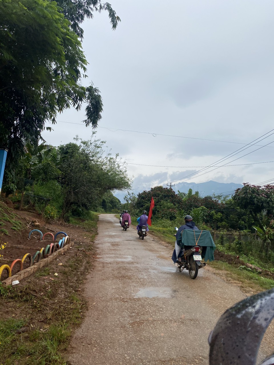 Kon Tum di dời các hộ dân trong vùng nguy cơ sạt lở để tránh bão Noru - Ảnh 3.