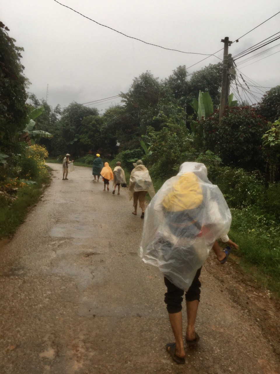 Kon Tum di dời các hộ dân trong vùng nguy cơ sạt lở để tránh bão Noru - Ảnh 2.