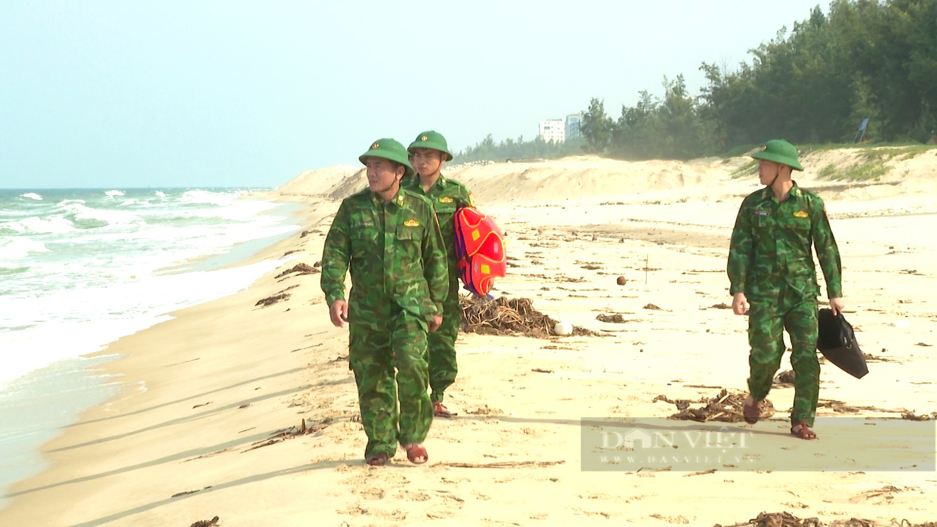 Tìm thấy thi thể thuyền viên ở Quảng Bình mất tích khi dời tàu đi tránh bão số 4 (Noru) - Ảnh 1.