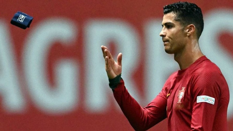 Ronaldo lại ném băng đội trưởng sau khi Bồ Đào Nha thua đau - Ảnh 1.