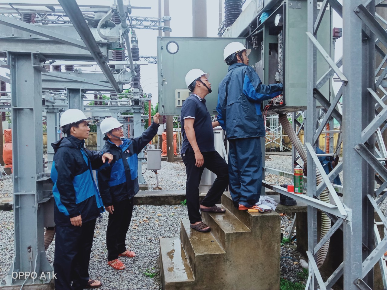 Quảng Nam: Sau bão số 4, ngành điện đang chạy nước rút để khắc phục lưới điện - Ảnh 2.