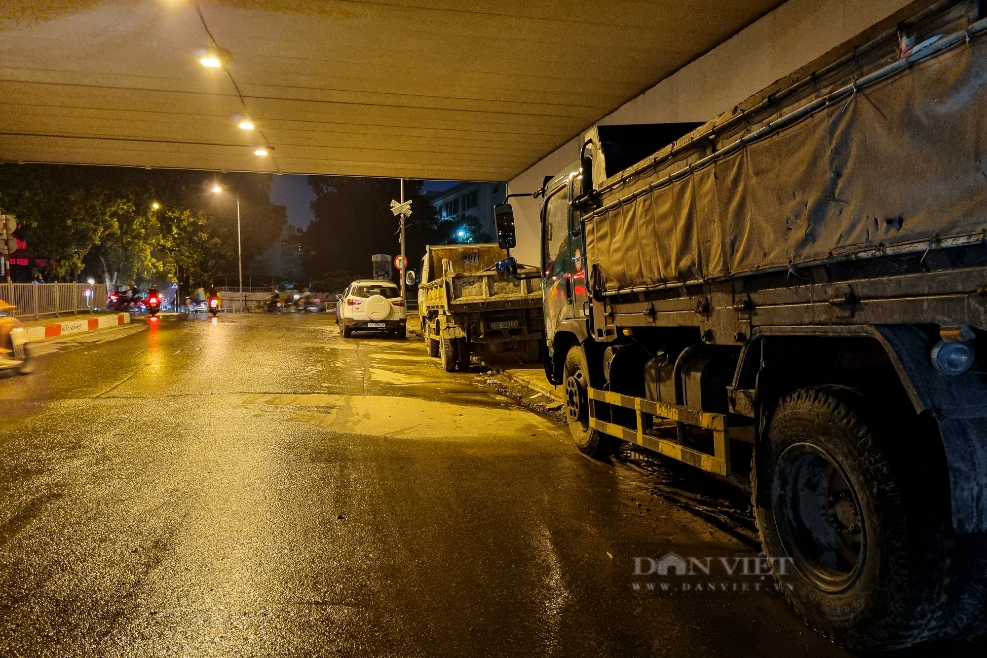 Lòng đường, vỉa hè tại Hà Nội bị lấn chiếm công khai cả ngày lẫn đêm  - Ảnh 10.