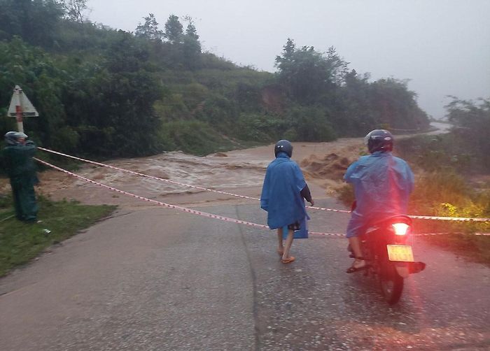 Thiệt hại do siêu bão số 4 Noru gây ra: Nhà tốc mái, gió giật, mưa lớn dữ dội, miền Trung 'oằn mình' chống bão - Ảnh 13.