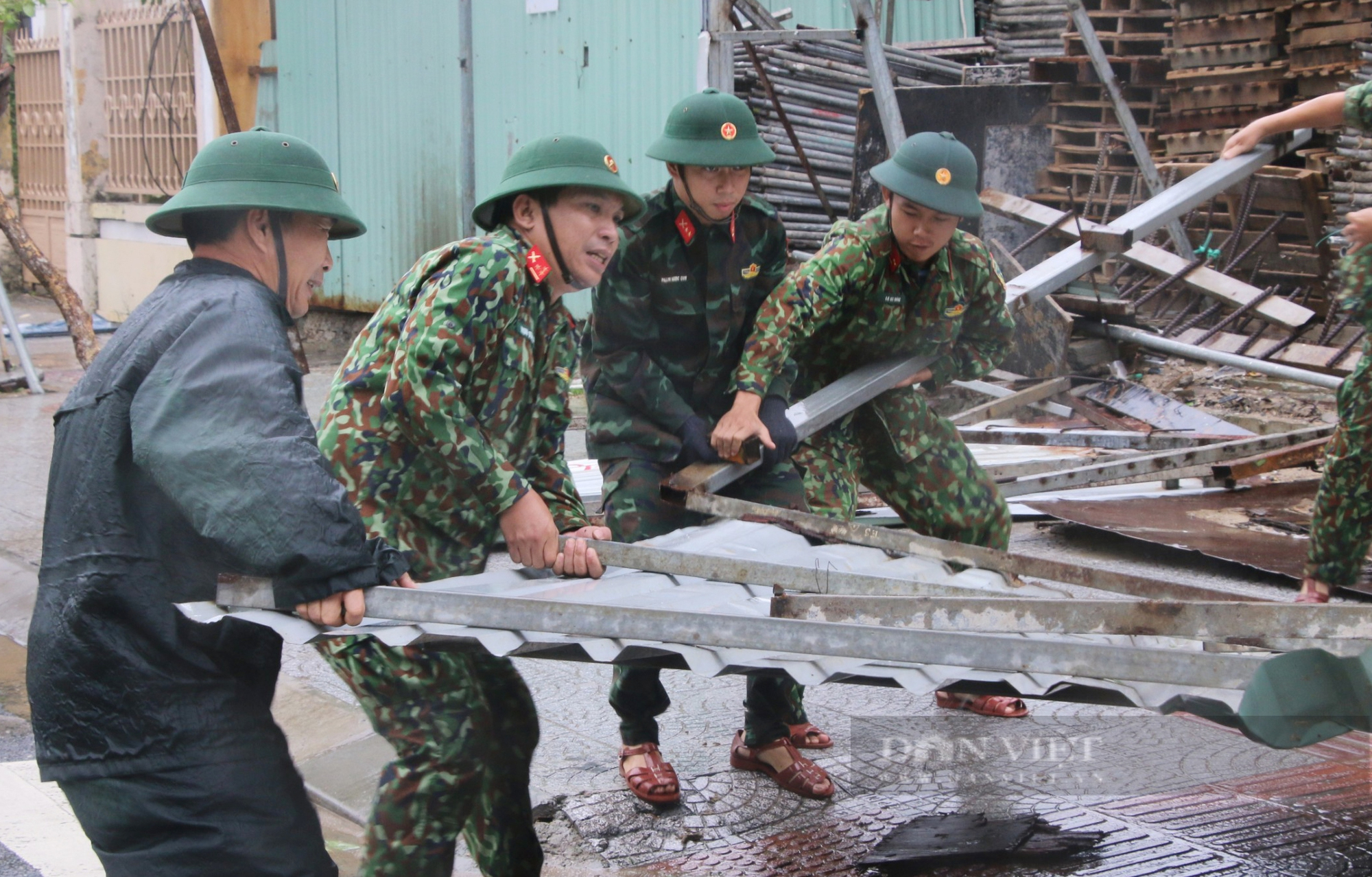 Trung tâm TP.Đà Nẵng &quot;tan hoang&quot; sau khi bão số 4 - Noru đổ bộ - Ảnh 3.