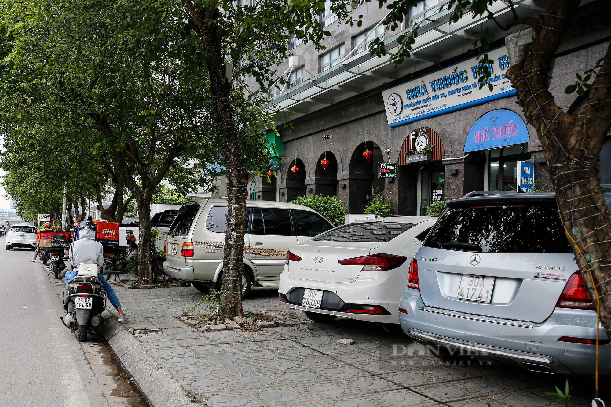 Lòng đường, vỉa hè tại Hà Nội bị lấn chiếm công khai cả ngày lẫn đêm  - Ảnh 3.