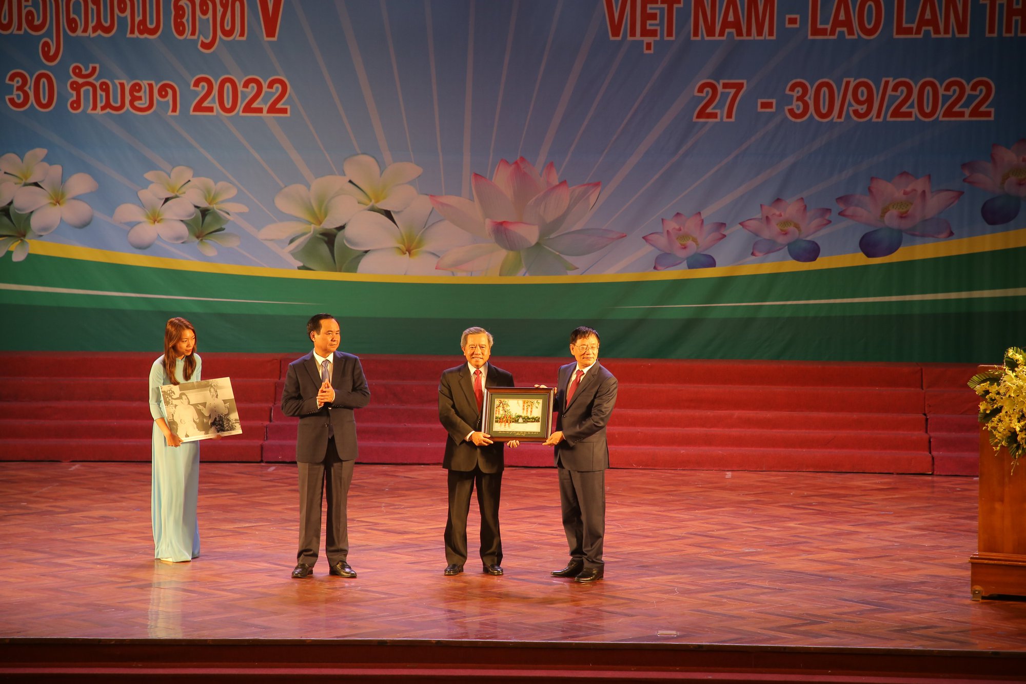 Khai mạc Liên hoan hữu nghị nhân dân Lào – Việt Nam lần thứ V - Ảnh 1.