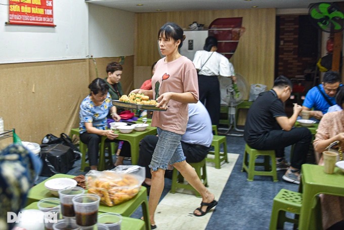 Quán cháo ở Hà Nội khiến khách xếp hàng chờ hàng chục phút để thưởng thức - Ảnh 5.