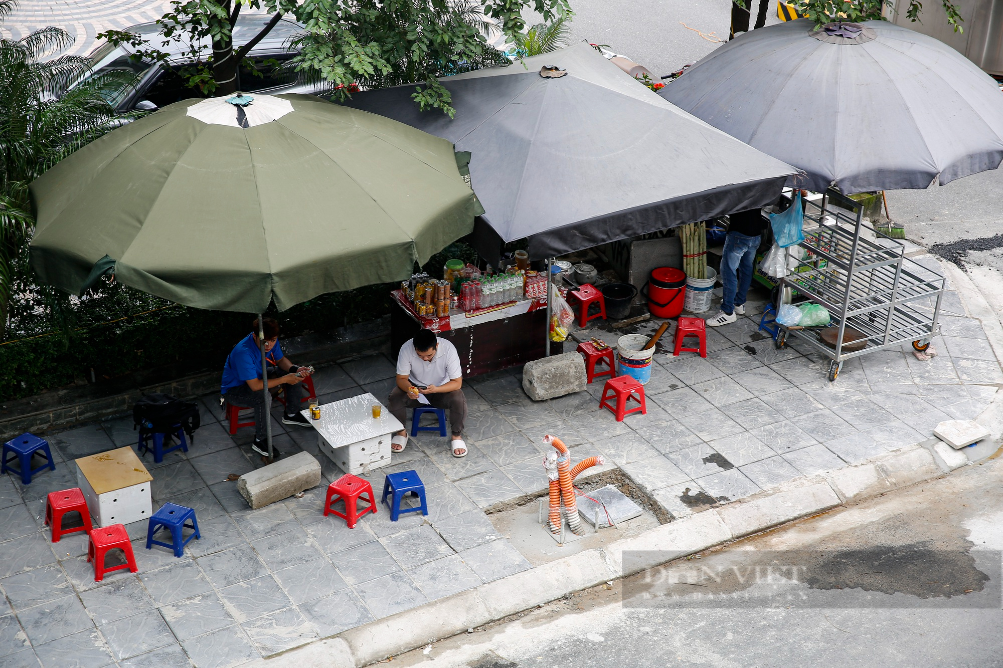 Lòng đường, vỉa hè tại Hà Nội bị lấn chiếm công khai cả ngày lẫn đêm  - Ảnh 5.