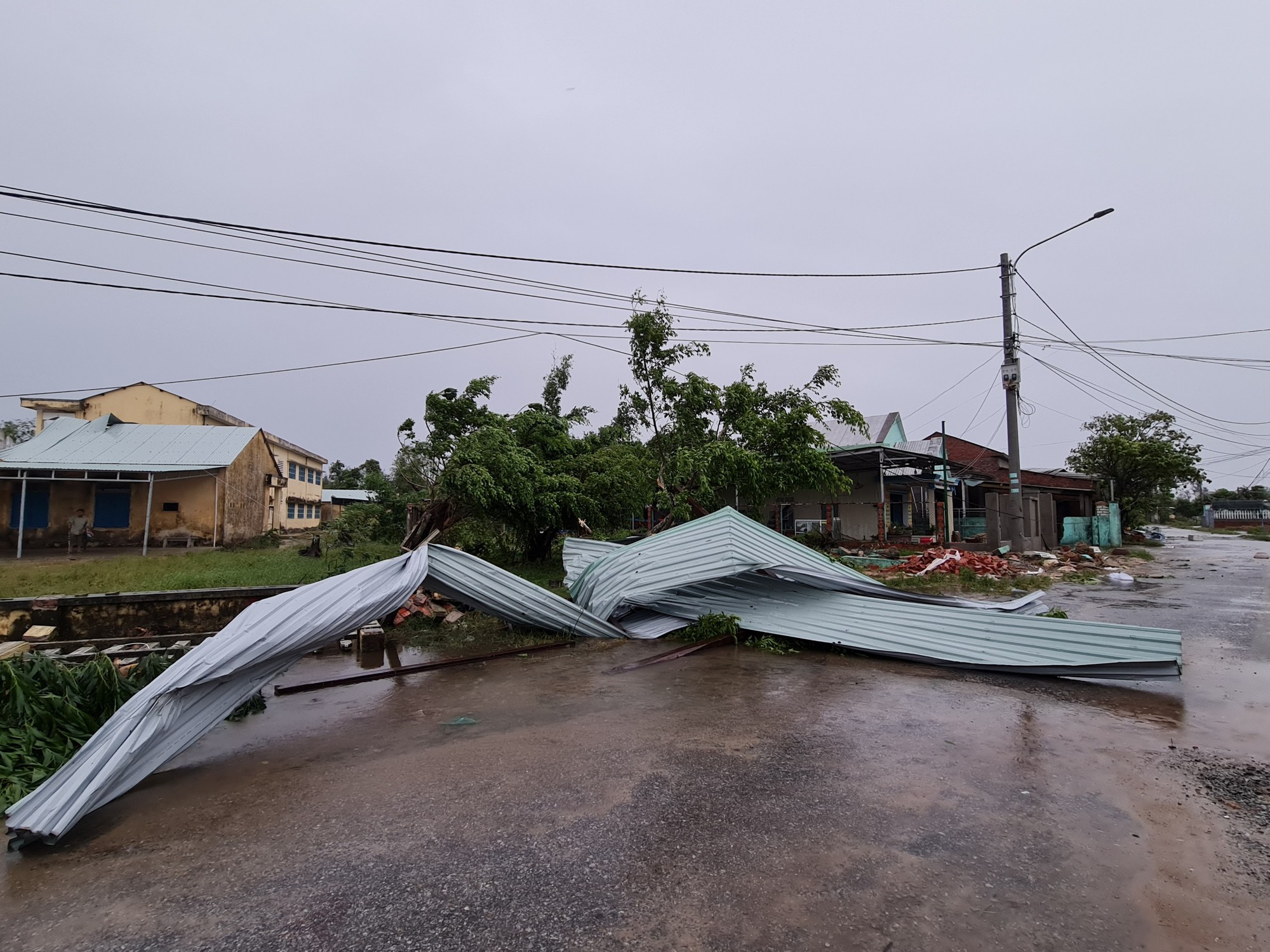 Từ tâm bão Noru: Gió rít ghê người, nhiều ngôi nhà bị cuốn bay mái tôn, mất điện trên diện rộng - Ảnh 4.