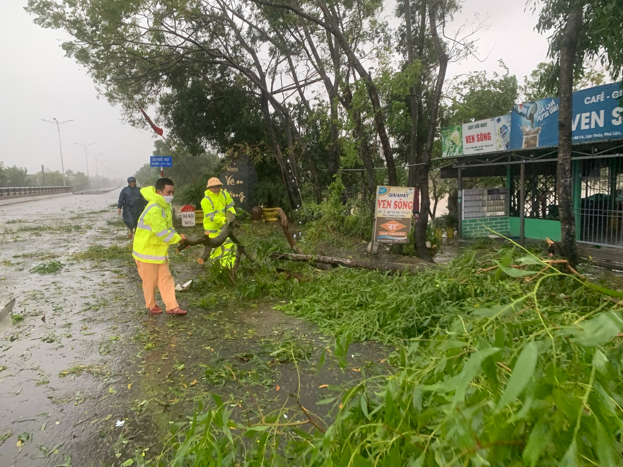 CẬP NHẬT: Thông tin mới nhất về bão số 4 - Noru đang đổ bộ vào miền Trung rạng sáng nay, 28/9 - Ảnh 6.