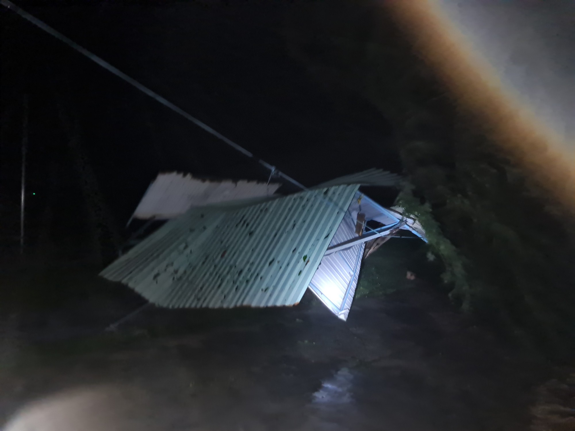 Từ tâm bão Noru: Gió rít ghê người, nhiều ngôi nhà bị cuốn bay mái tôn, mất điện trên diện rộng - Ảnh 2.