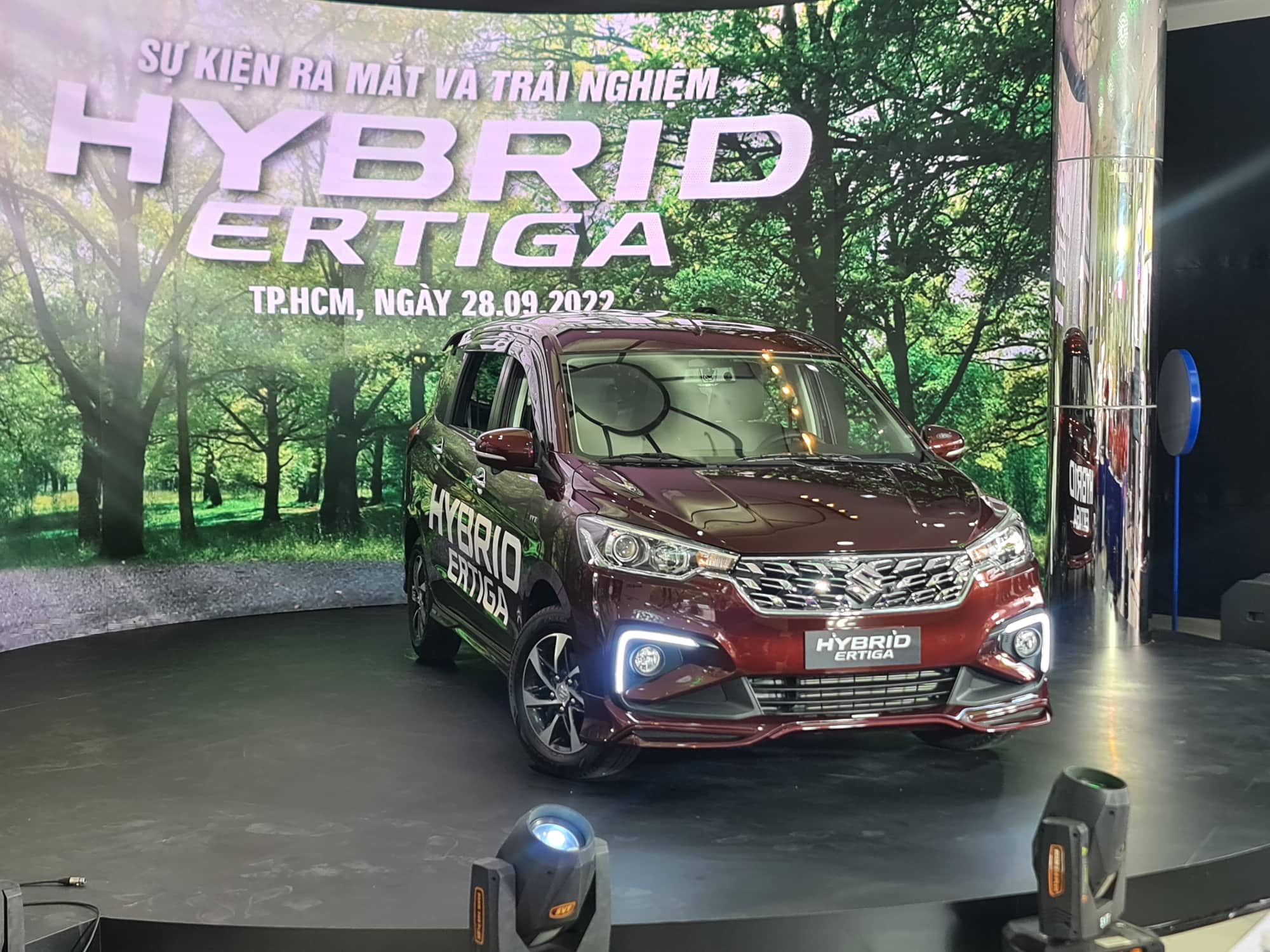 Giá lăn bánh Suzuki Ertiga 2022 vừa ra mắt Việt Nam: Tăng giá, bản Hybrid có đủ sức đấu Mitsubishi Xpander - Ảnh 1.