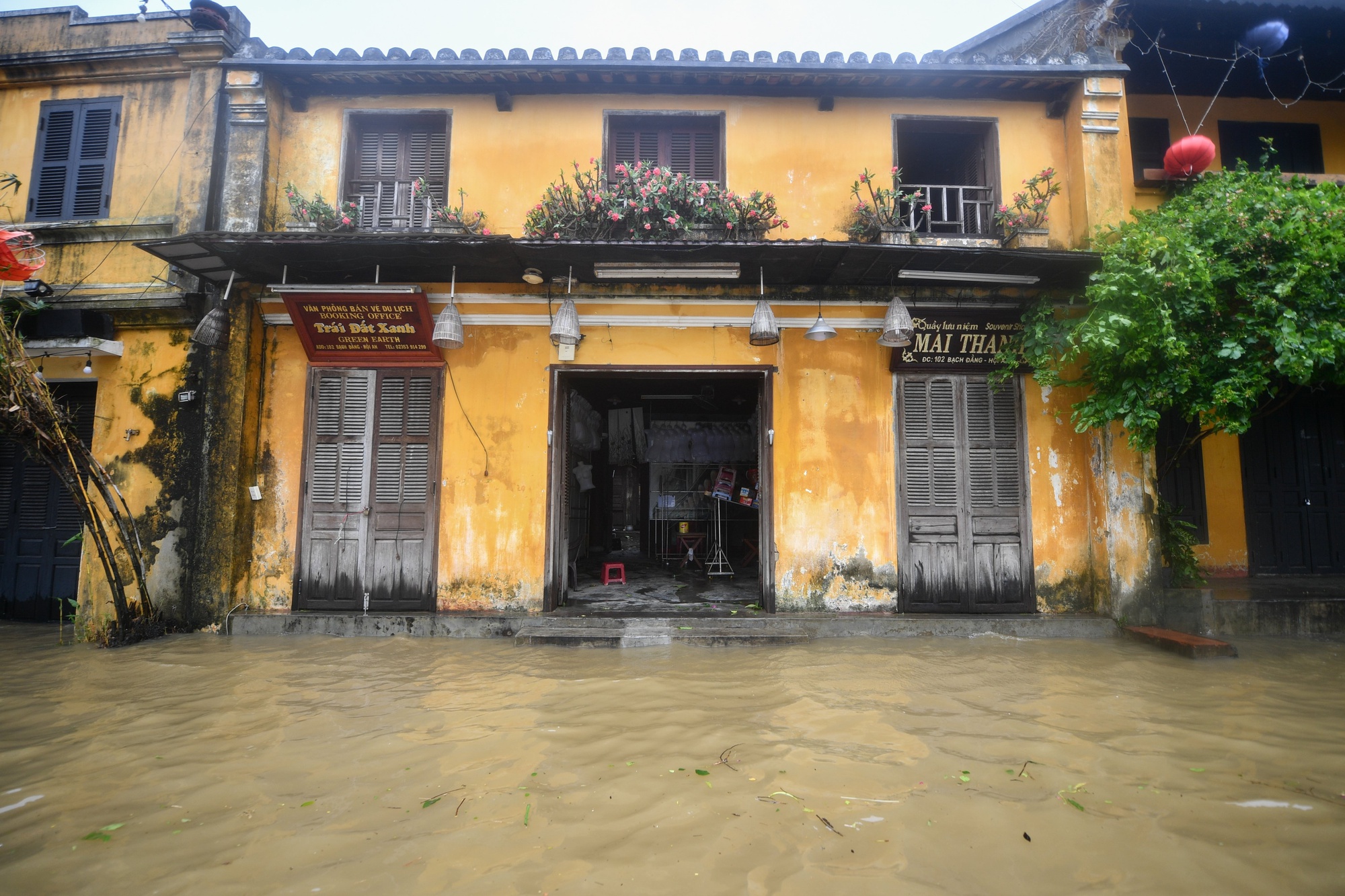 Nước sông dâng nhanh sau bão Noru, TP Hội An chìm trong biển nước - Ảnh 3.