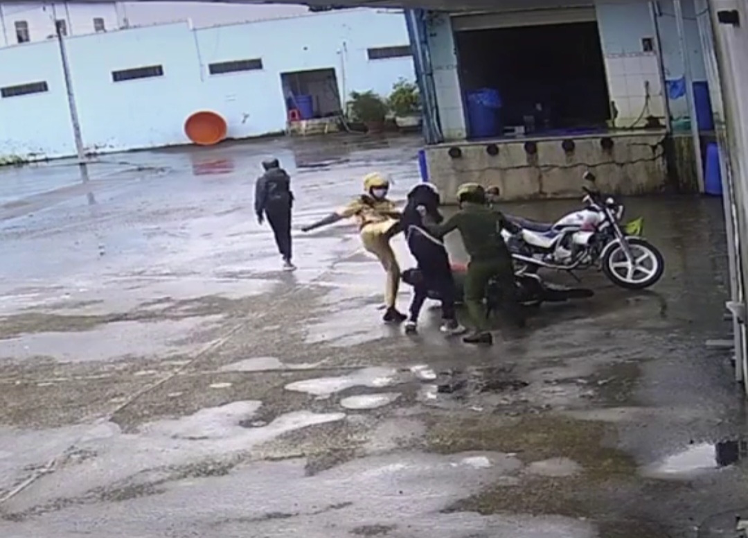Sóc Trăng: Đang xác minh clip công an đánh tới tấp thiếu niên chạy xe máy - Ảnh 1.