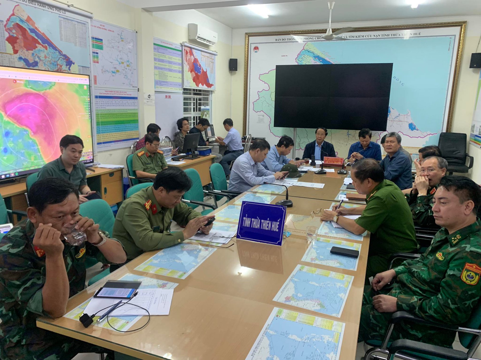 Phó Thủ tướng Lê Văn Thành điều hành họp trực tuyến xuyên đêm ứng phó khẩn với bão số 4 Noru - Ảnh 1.