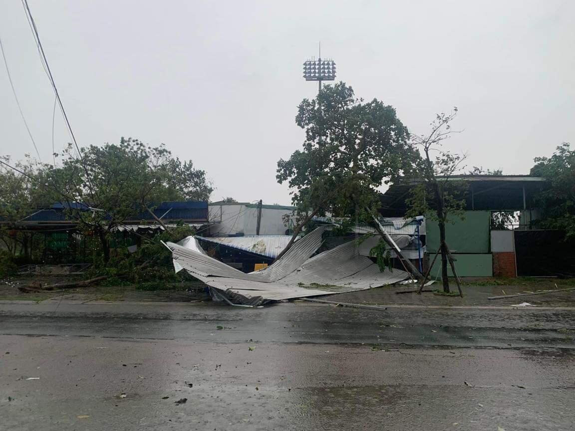 Thiệt hại do siêu bão số 4 Noru gây ra: Nhà tốc mái, gió giật, mưa lớn dữ dội, miền Trung 'oằn mình' chống bão - Ảnh 11.