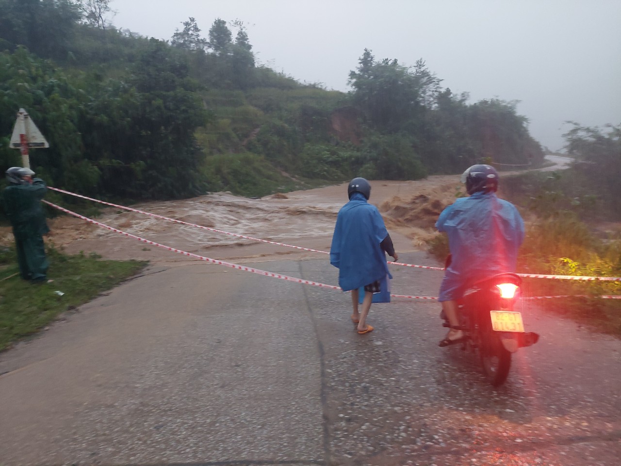 Kon Tum: Mưa lớn do bão số 4 gây mất điện tại nhiều địa phương, sạt lở nhiều tuyến đường - Ảnh 1.