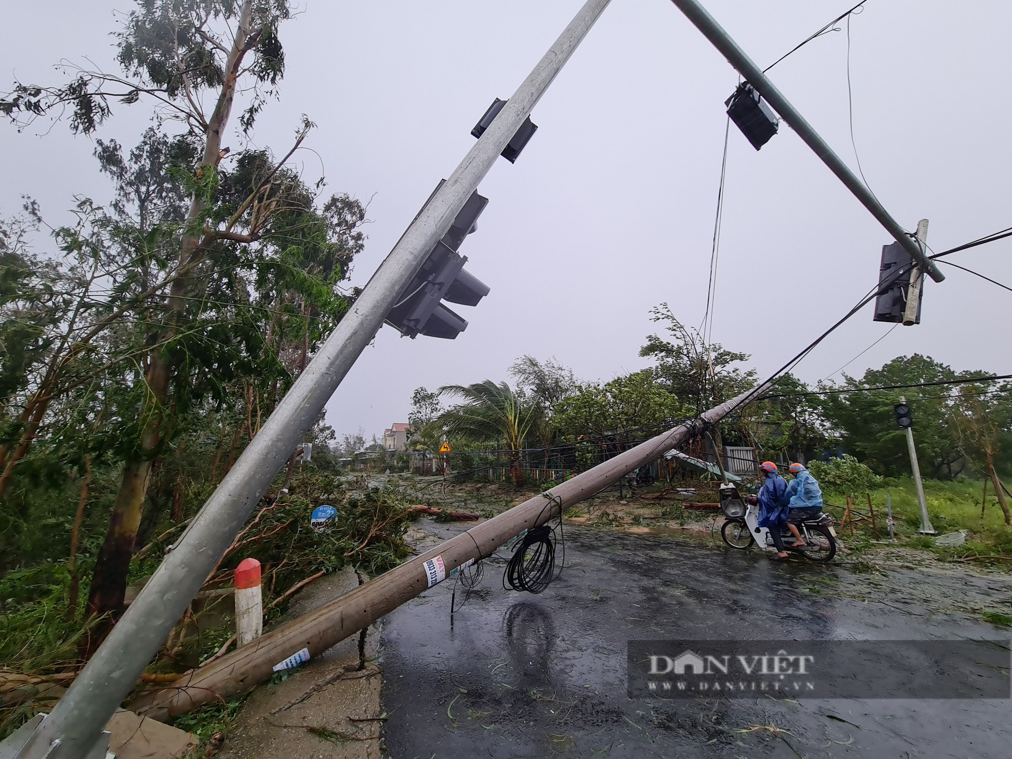 Loạt hình ảnh mới nhất về bão Noru gây thiệt hại ở miền Trung rạng sáng 28/9 - Ảnh 6.