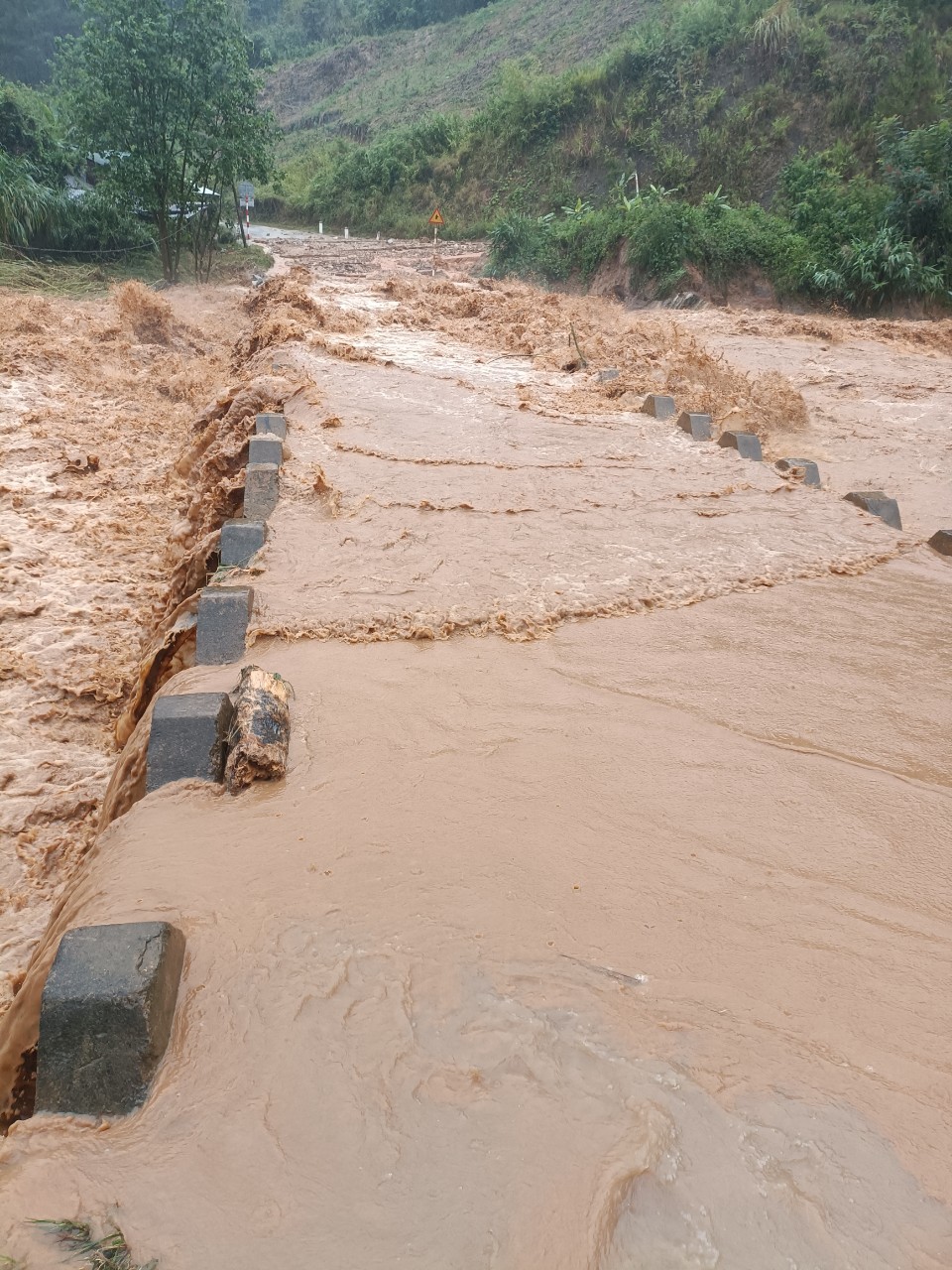 Kon Tum: Mưa lớn do bão số 4 gây mất điện tại nhiều địa phương, sạt lở nhiều tuyến đường - Ảnh 4.