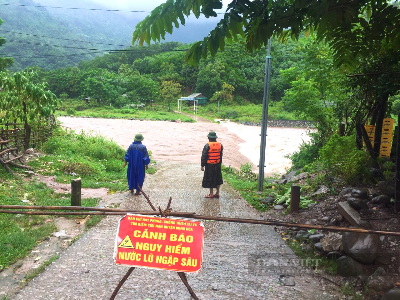Ảnh hưởng bão số 4, Quảng Bình mưa to, nhiều nơi bị chia cắt - Ảnh 1.