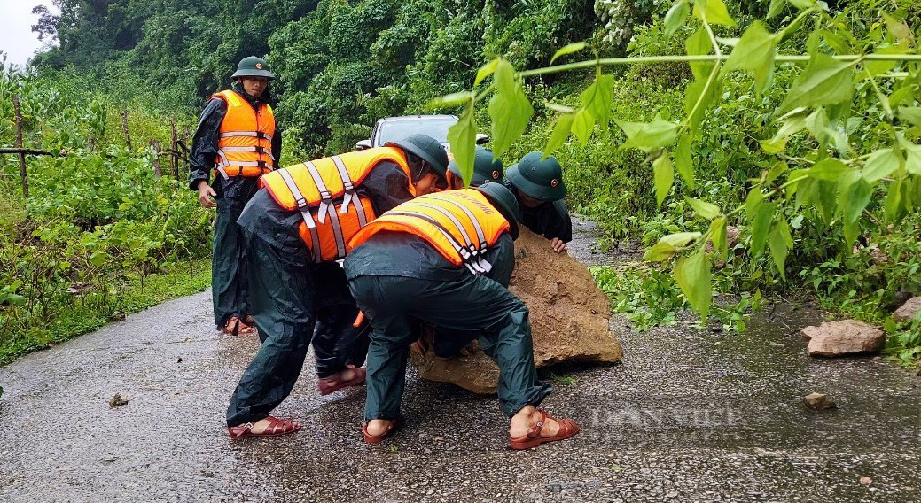 Ảnh hưởng bão số 4, Quảng Bình mưa to, nhiều nơi bị chia cắt - Ảnh 2.