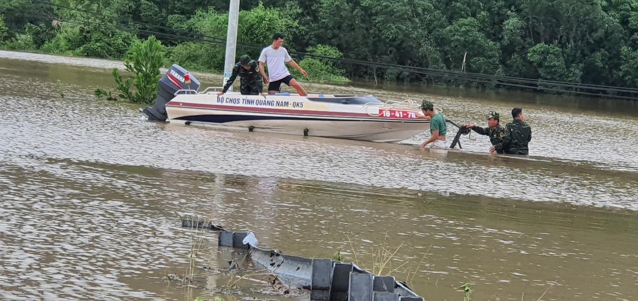 Quảng Nam: Sau bão số 4, ngành điện đang chạy nước rút để khắc phục lưới điện - Ảnh 6.