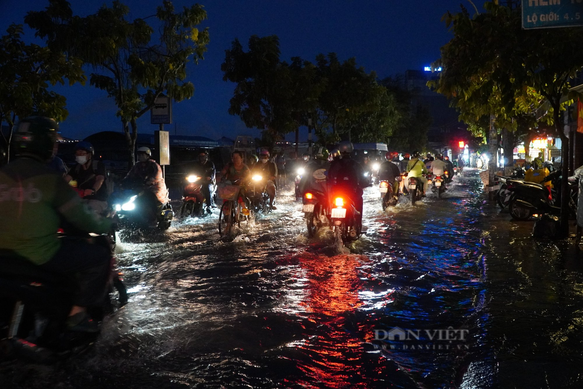 Đường Trần Xuân Soạn thành sông khi triều cường dâng cao, người dân bì bõm lội nước về nhà - Ảnh 1.