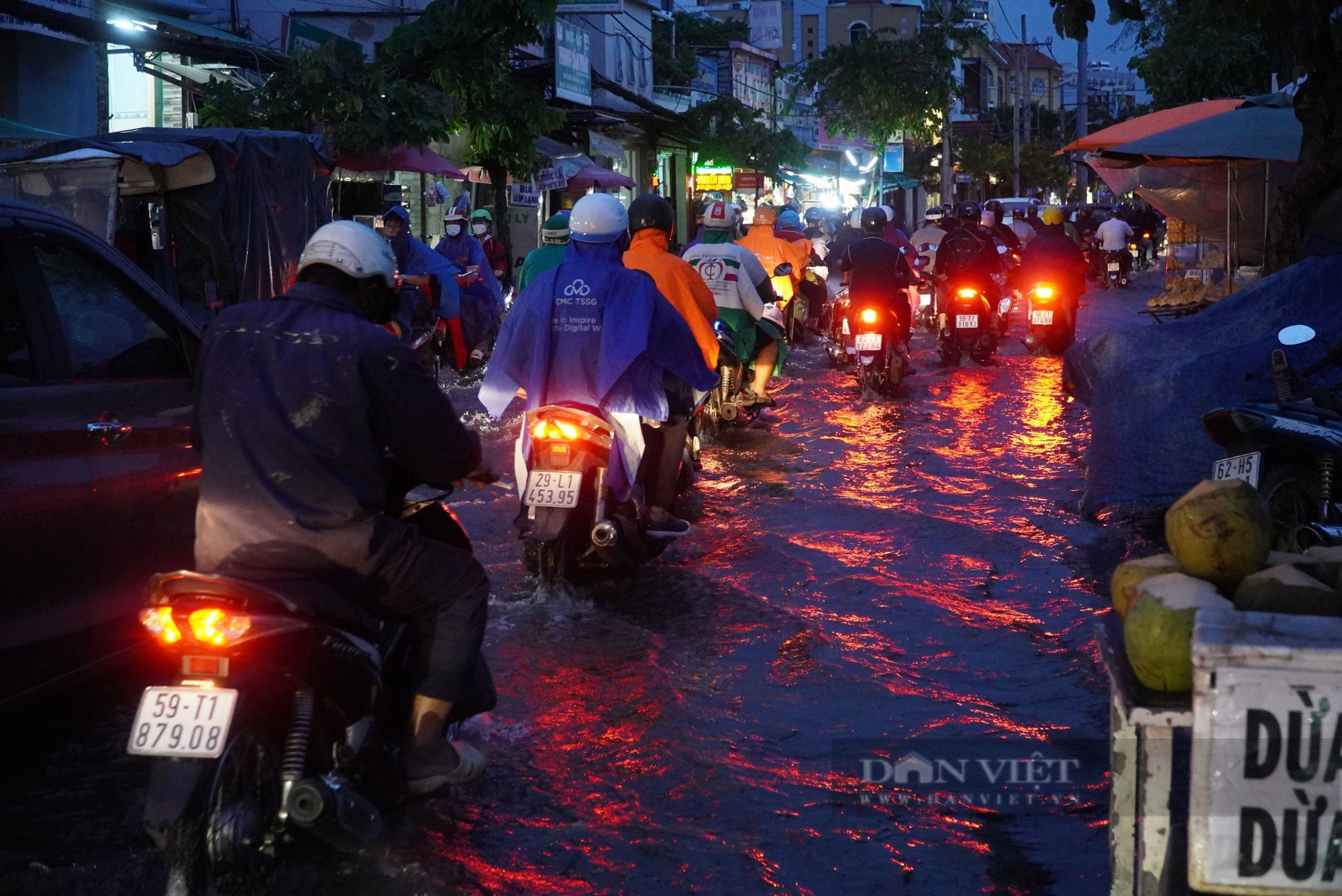 Đường Trần Xuân Soạn thành sông khi triều cường dâng cao, người dân bì bõm lội nước về nhà - Ảnh 7.