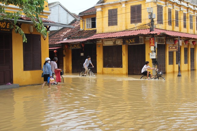 Hội An ngập sâu, du khách thuê thuyền ngắm phố cổ sau bão Noru - Ảnh 2.