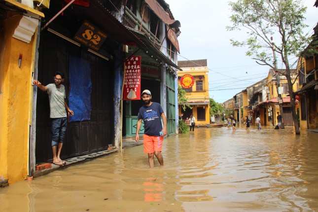 Hội An ngập sâu, du khách thuê thuyền ngắm phố cổ sau bão Noru - Ảnh 3.