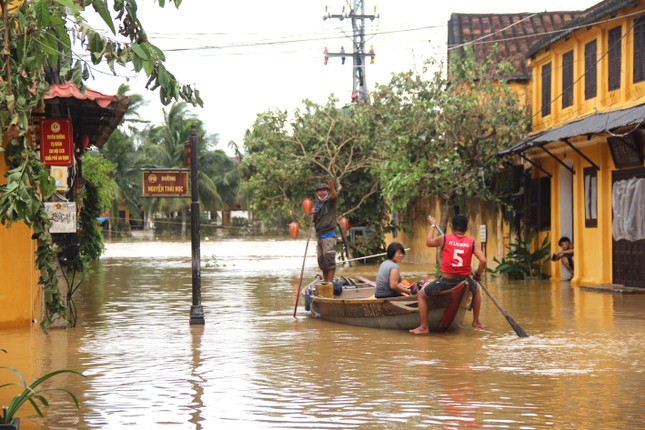 Hội An ngập sâu, du khách thuê thuyền ngắm phố cổ sau bão Noru - Ảnh 5.