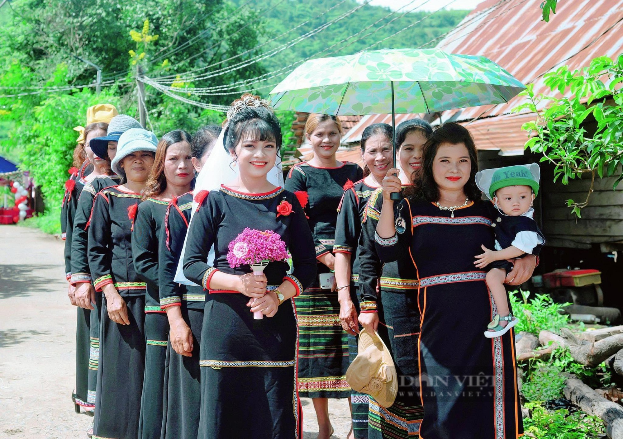 Trang phục truyền thống: Trang phục truyền thống là một phần không thể thiếu của văn hóa mỗi dân tộc. Nó mang trong mình giá trị lịch sử và văn hóa độc đáo. Nếu bạn yêu thích văn hóa và muốn tìm hiểu thêm về sự đa dạng văn hóa của Việt Nam, vẻ đẹp của những bộ trang phục truyền thống sẽ khiến bạn bị cuốn hút.