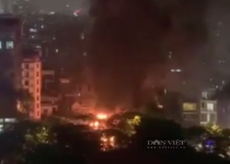 Cháy nhà phố Nhân Hòa: Cháy 3 nhà liền kề ở Hà Nội trong đêm, cặp vợ chồng khóc nghẹn khi toàn bộ tài sản bị thiêu rụi  - Ảnh 2.