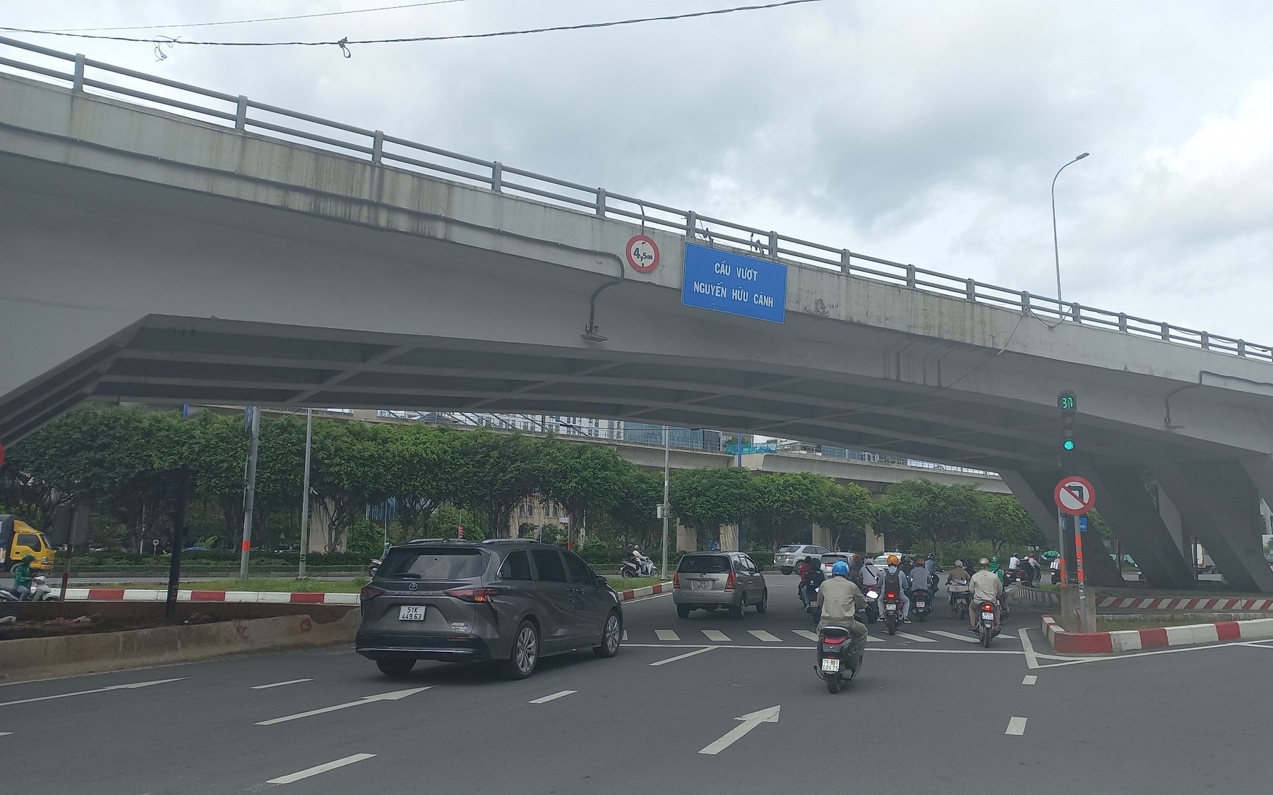 TP.HCM: Tạm dừng lưu thông qua cầu vượt Nguyễn Hữu Cảnh