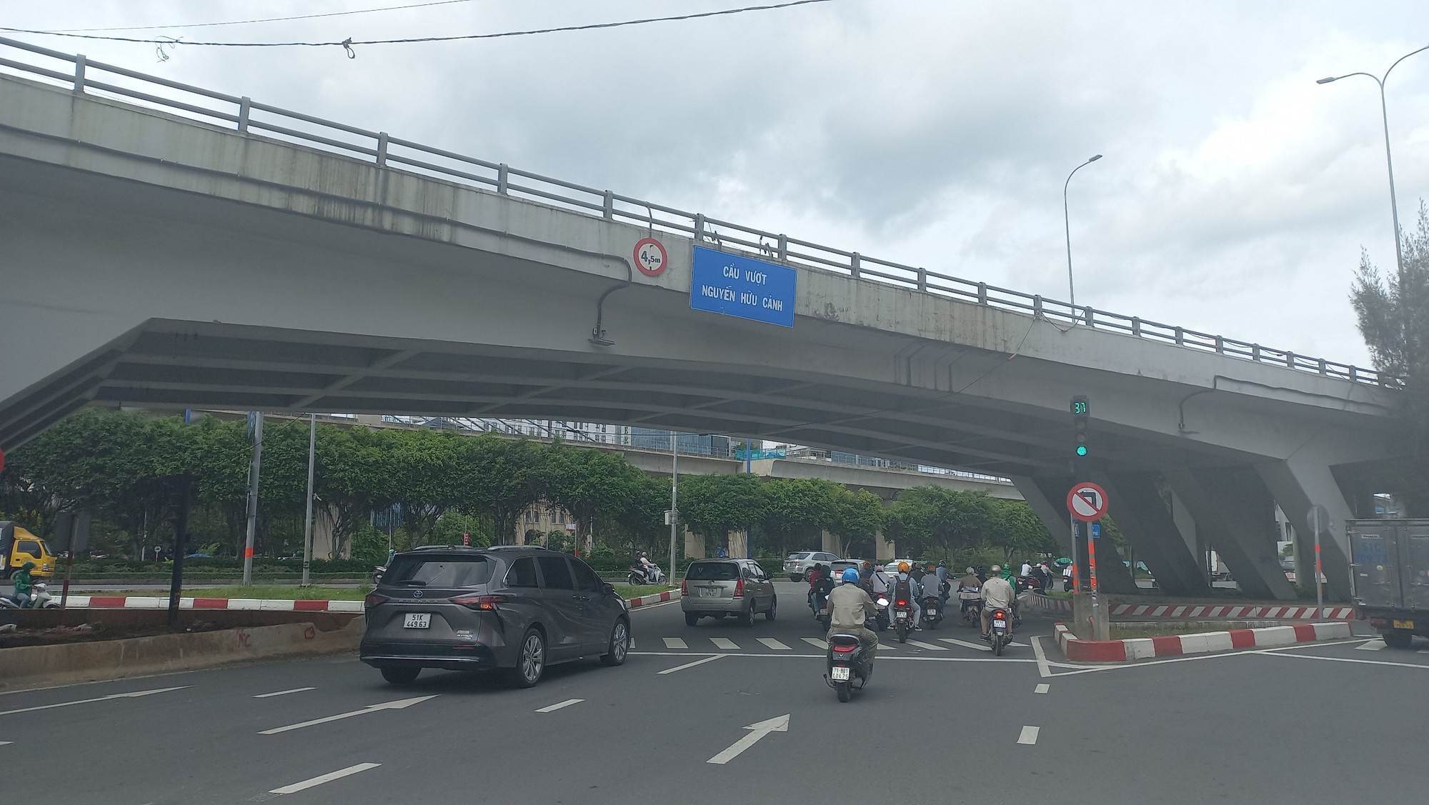 TP.HCM: Tạm dừng lưu thông qua cầu vượt Nguyễn Hữu Cảnh - Ảnh 1.