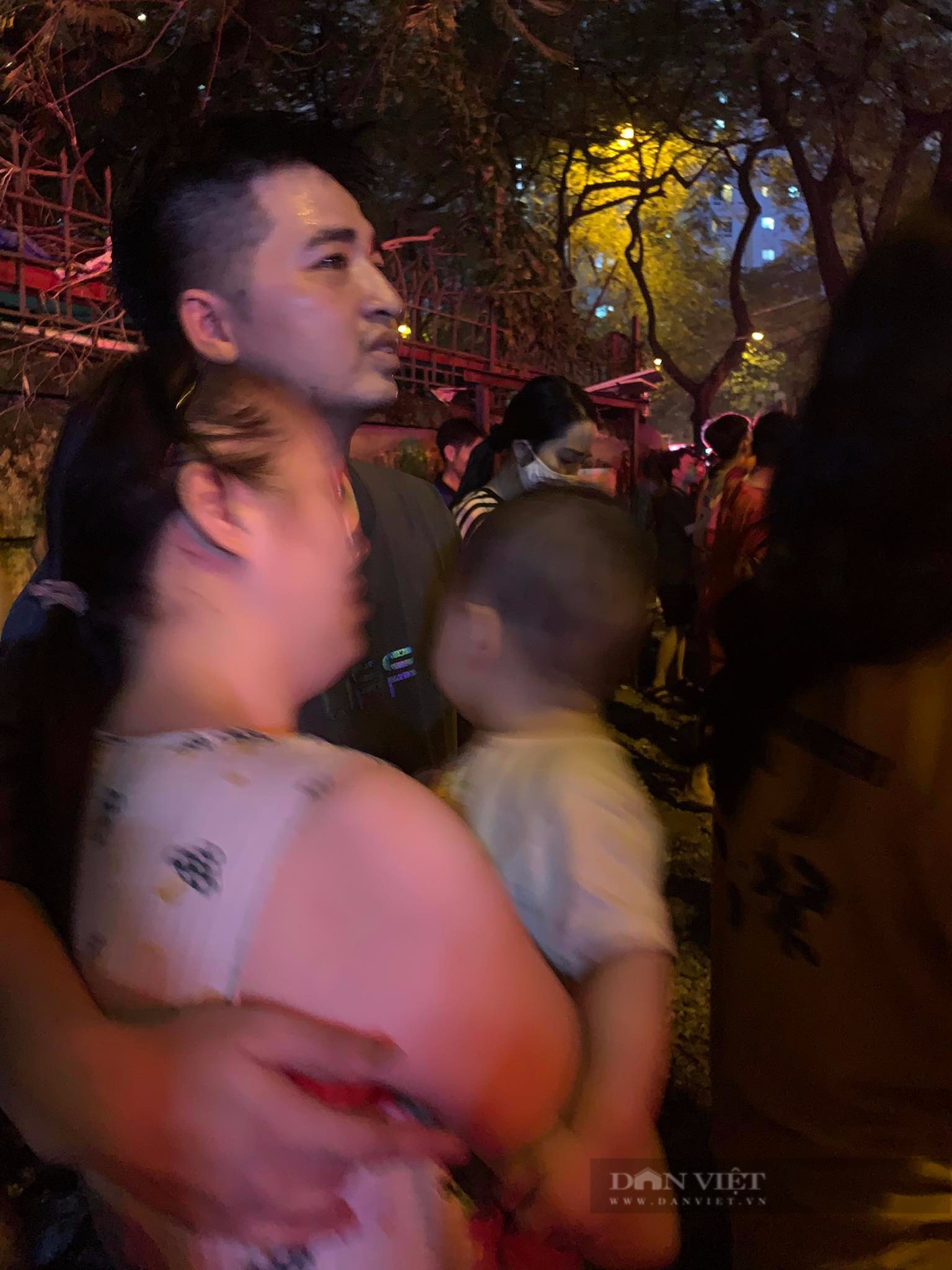 Cháy nhà phố Nhân Hòa: Cháy 3 nhà liền kề ở Hà Nội trong đêm, cặp vợ chồng khóc nghẹn khi toàn bộ tài sản bị thiêu rụi  - Ảnh 5.