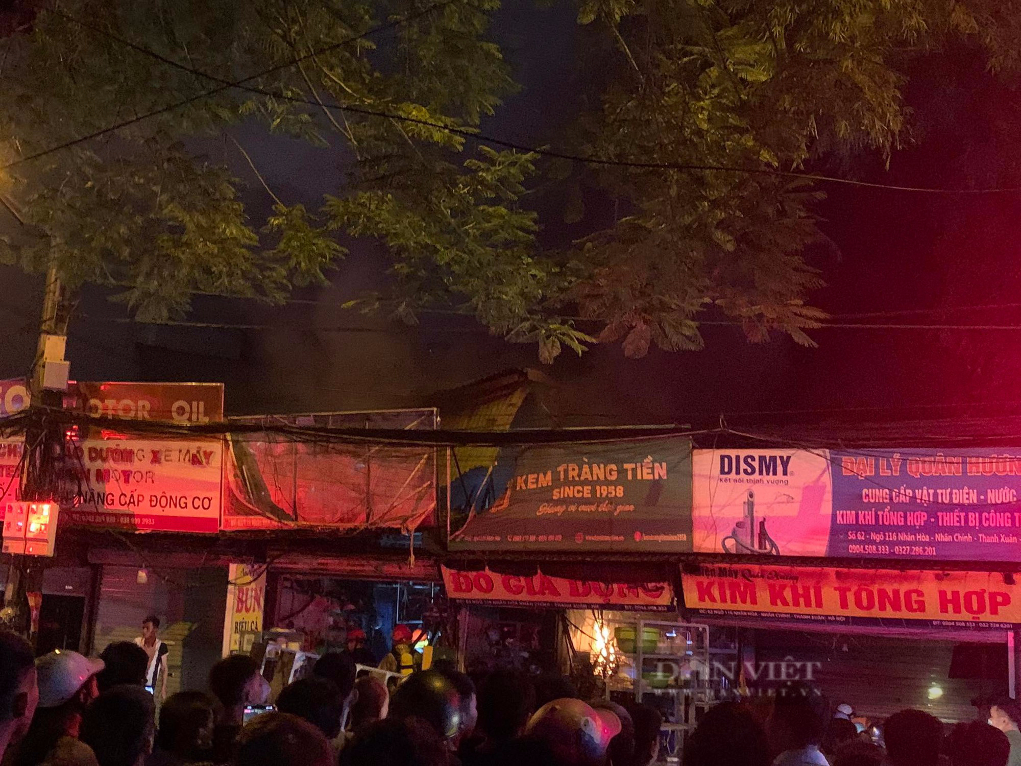 Cháy nhà phố Nhân Hòa: Cháy 3 nhà liền kề ở Hà Nội trong đêm, cặp vợ chồng khóc nghẹn khi toàn bộ tài sản bị thiêu rụi  - Ảnh 3.