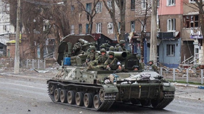 Nga điều 7 xe tăng chở tân binh vừa nhập ngũ đến 'giải vây' cho thành phố chiến lược ở Donetsk - Ảnh 1.