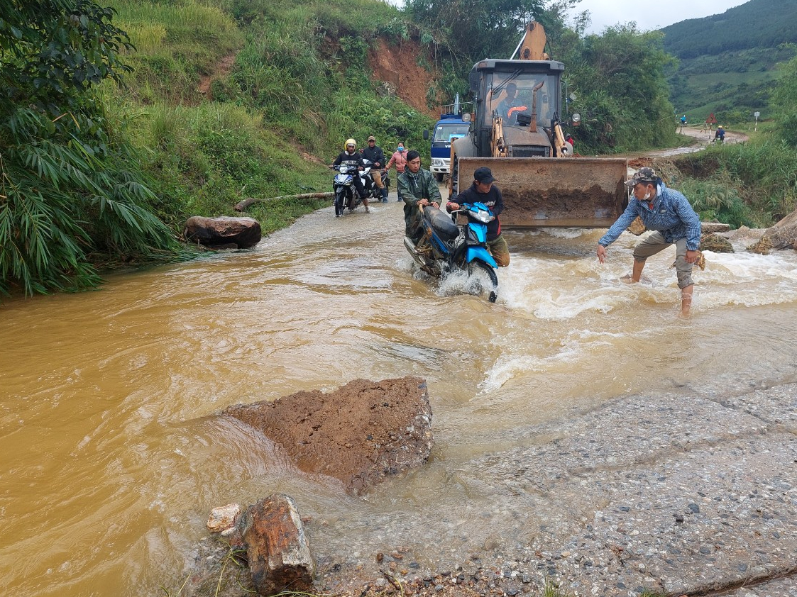 Kon Tum: Chính quyền cùng người dân đào bới đất bị vùi lấp để thông đường - Ảnh 1.