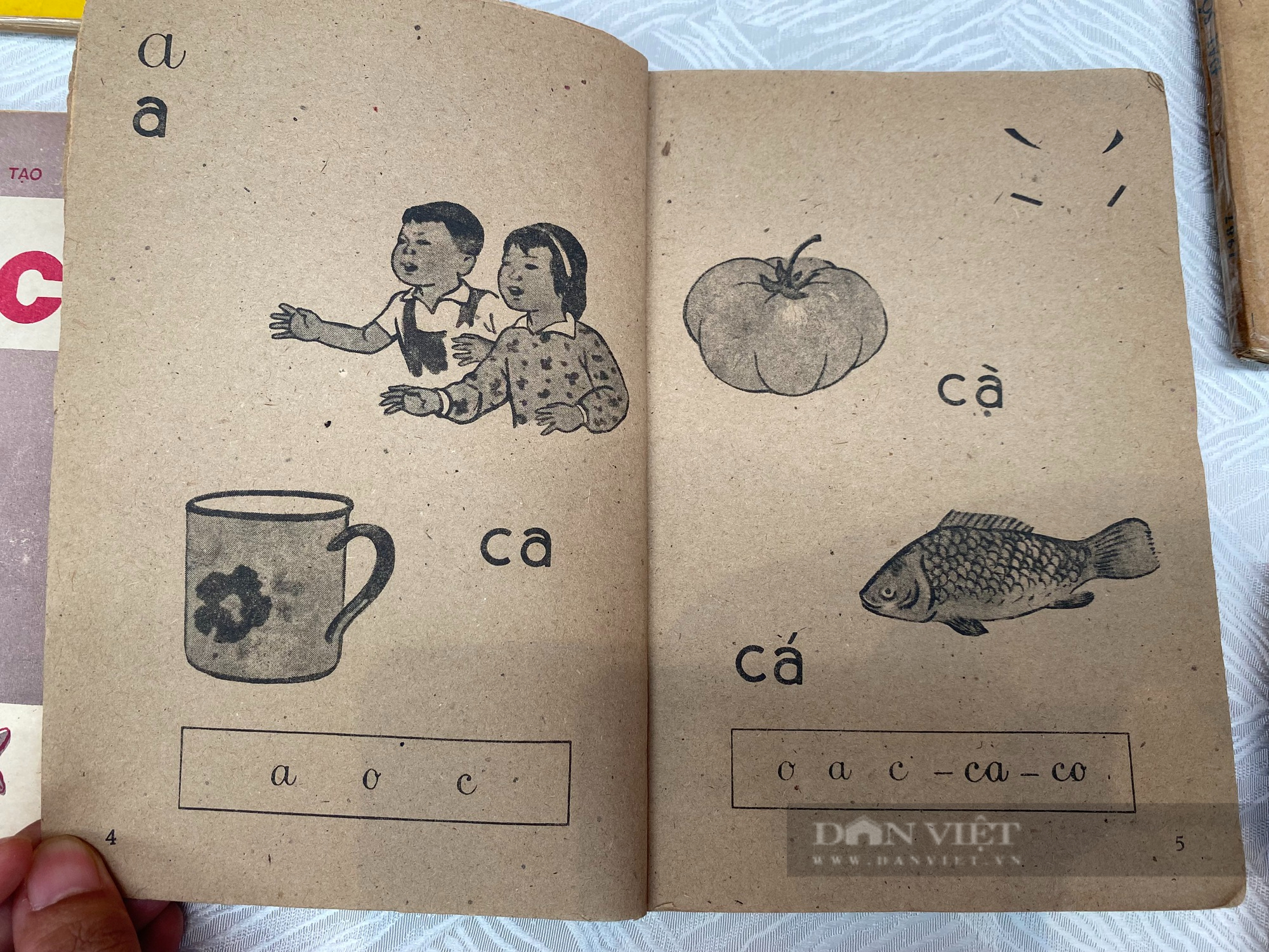 Ngậm ngùi xem lại những cuốn sách giáo khoa Tiếng Việt lớp 1 cũ: Cả bầu trời tuổi thơ - Ảnh 3.