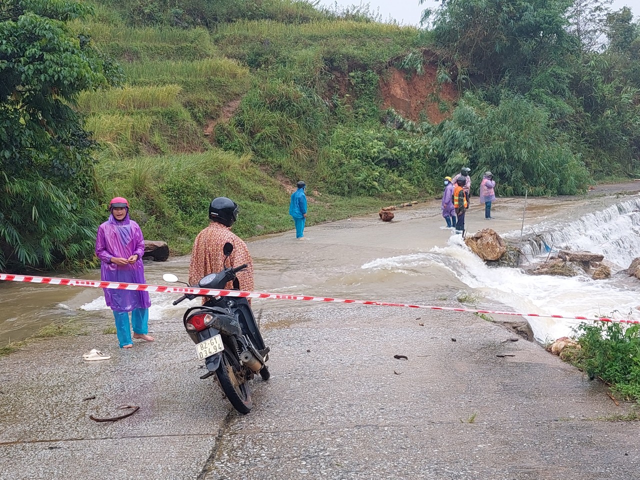 Kon Tum: Sau bão số 4, nhiều tuyến đường vẫn còn sạt lở, hơn 100 hộ dân bị chia cắt - Ảnh 2.