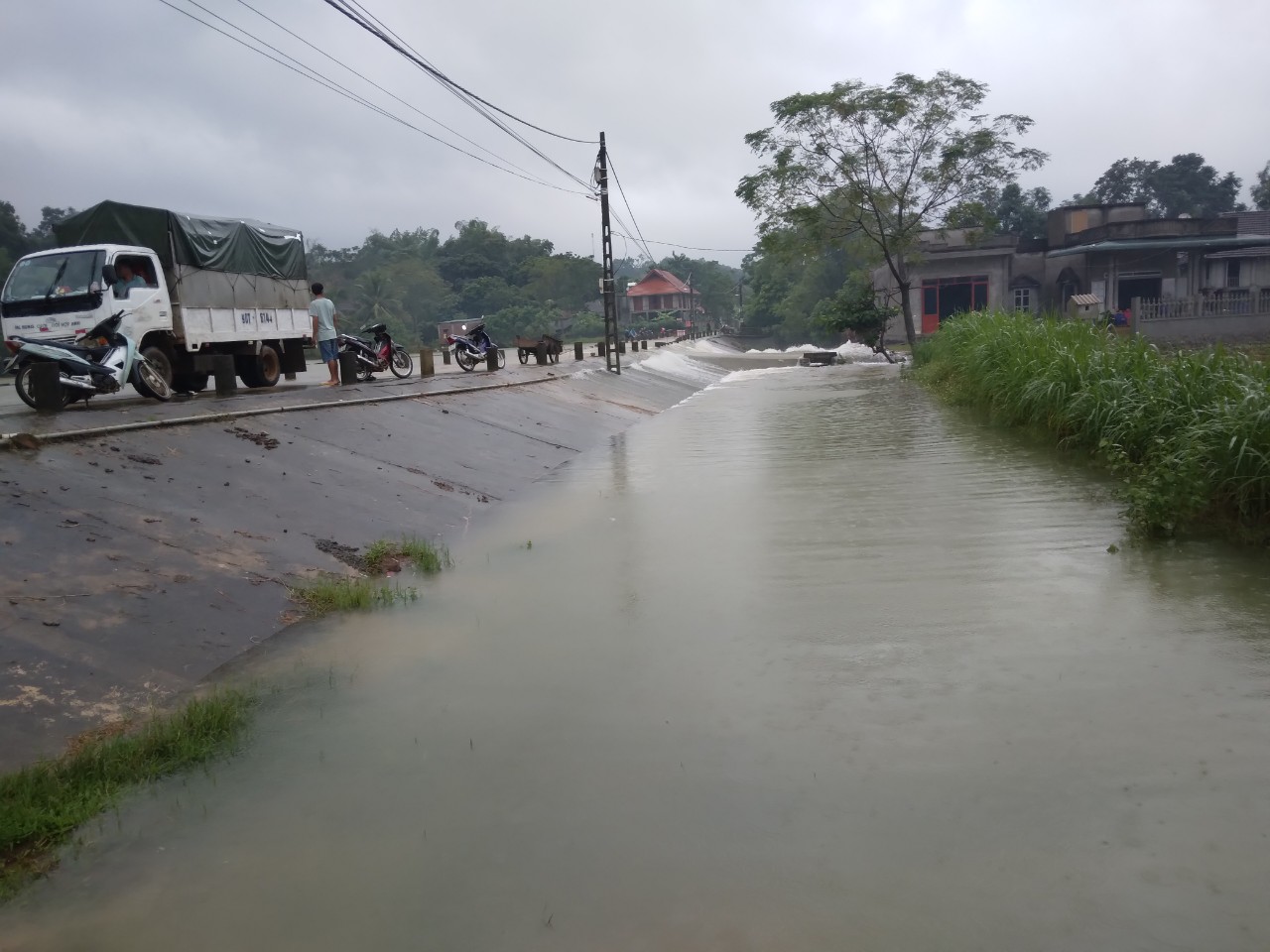 Đi đám ma, người đàn ông ở Hòa Bình tử vong do ngã xuống ngầm tràn - Ảnh 1.