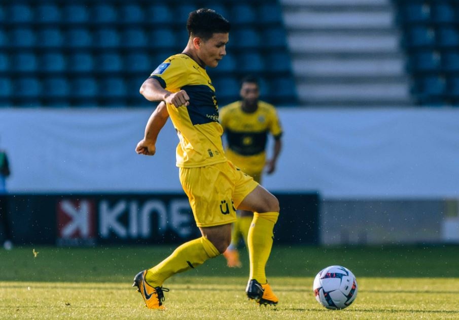 Báo Indonesia nhận định bất ngờ về phong độ của Quang Hải tại Pau FC - Ảnh 1.