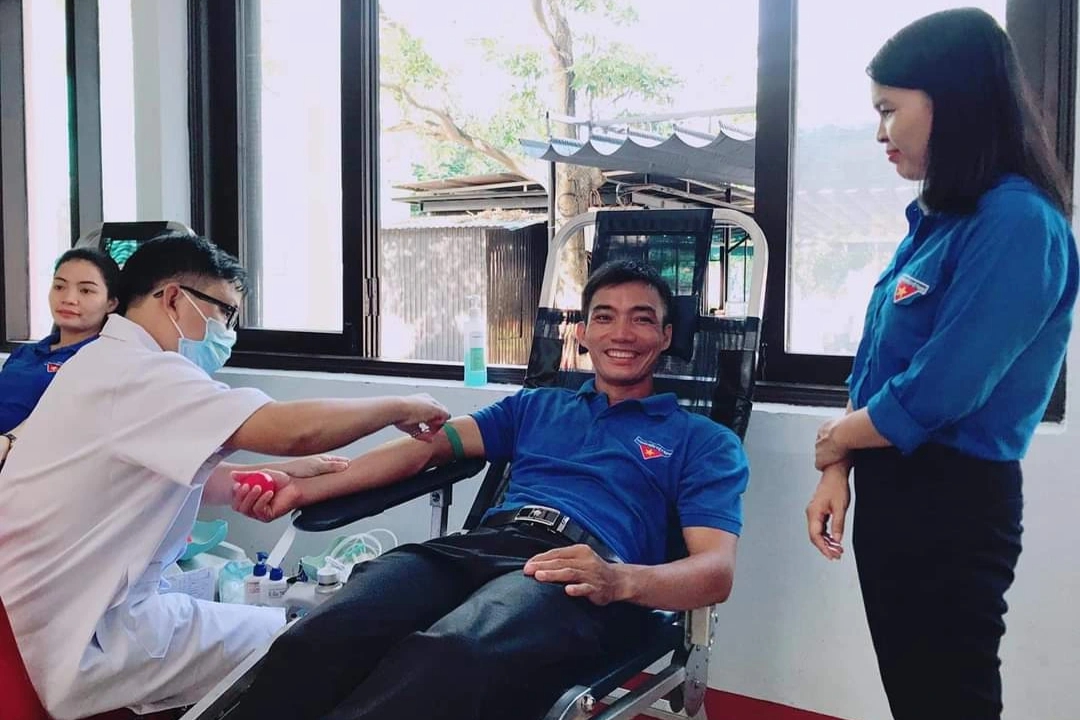 Thầy giáo 23 lần tham gia hiến máu nhân đạo, hết lòng với học sinh - Ảnh 2.