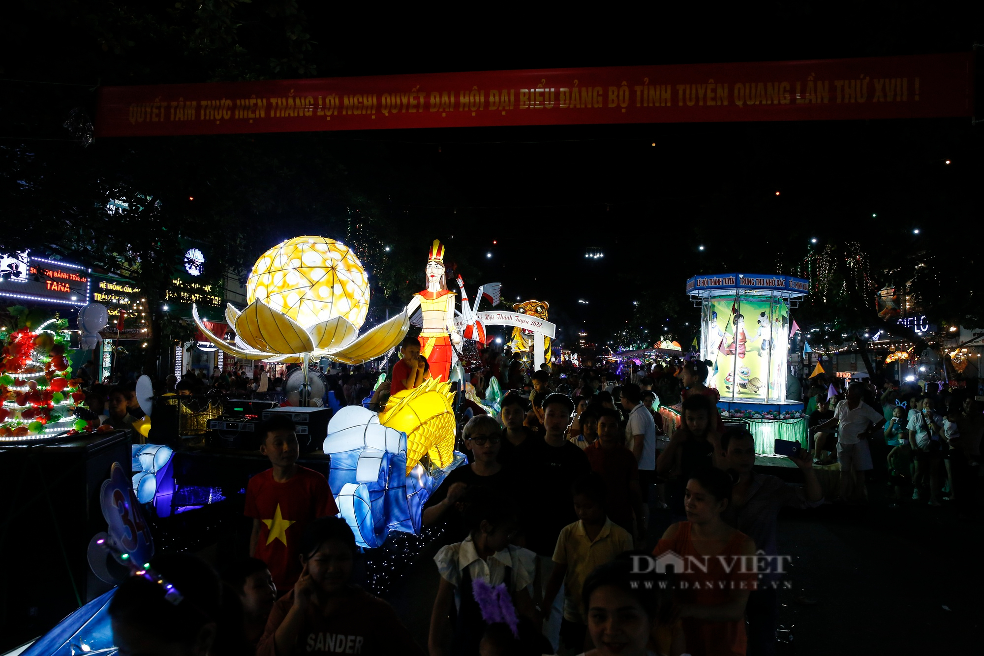Hàng trăm nghìn người xuống phố rước những mô hình đèn Trung thu khổng lồ ở Tuyên Quang - Ảnh 1.