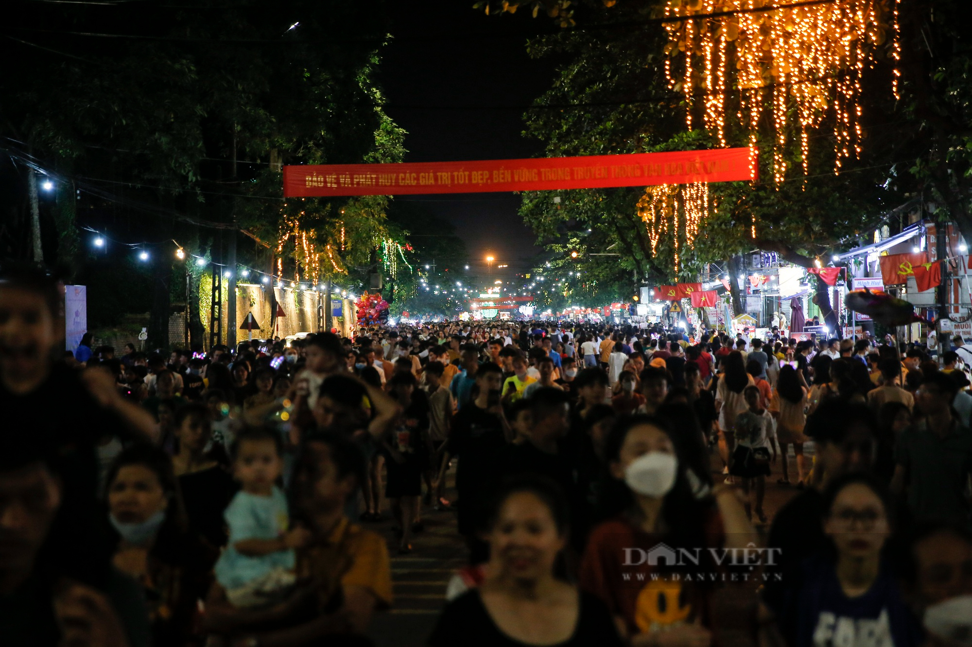Hàng trăm nghìn người xuống phố rước những mô hình đèn Trung thu khổng lồ ở Tuyên Quang - Ảnh 10.