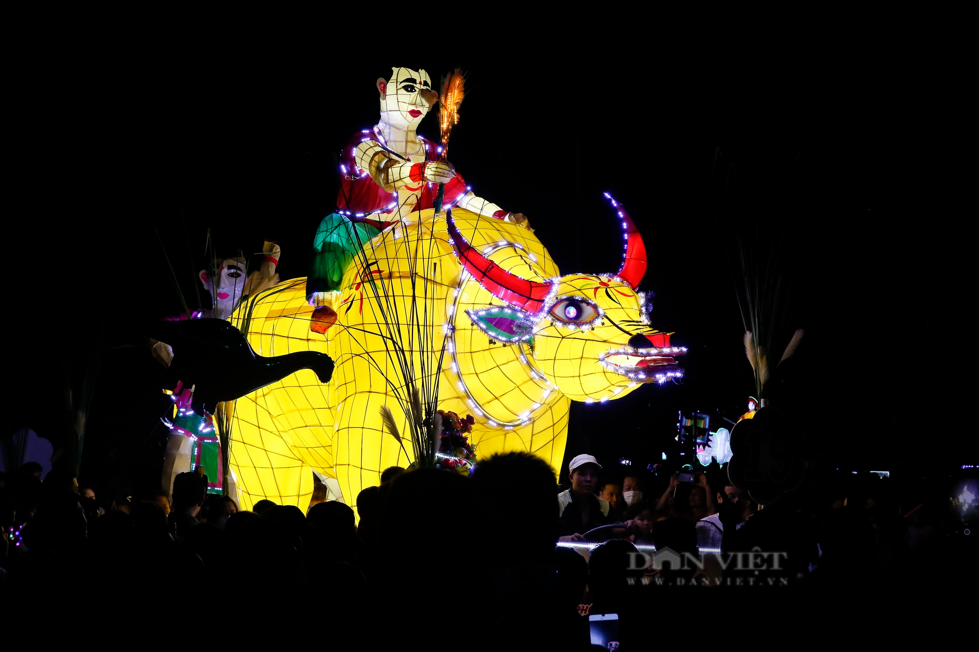 Hàng trăm nghìn người xuống phố rước những mô hình đèn Trung thu khổng lồ ở Tuyên Quang - Ảnh 12.