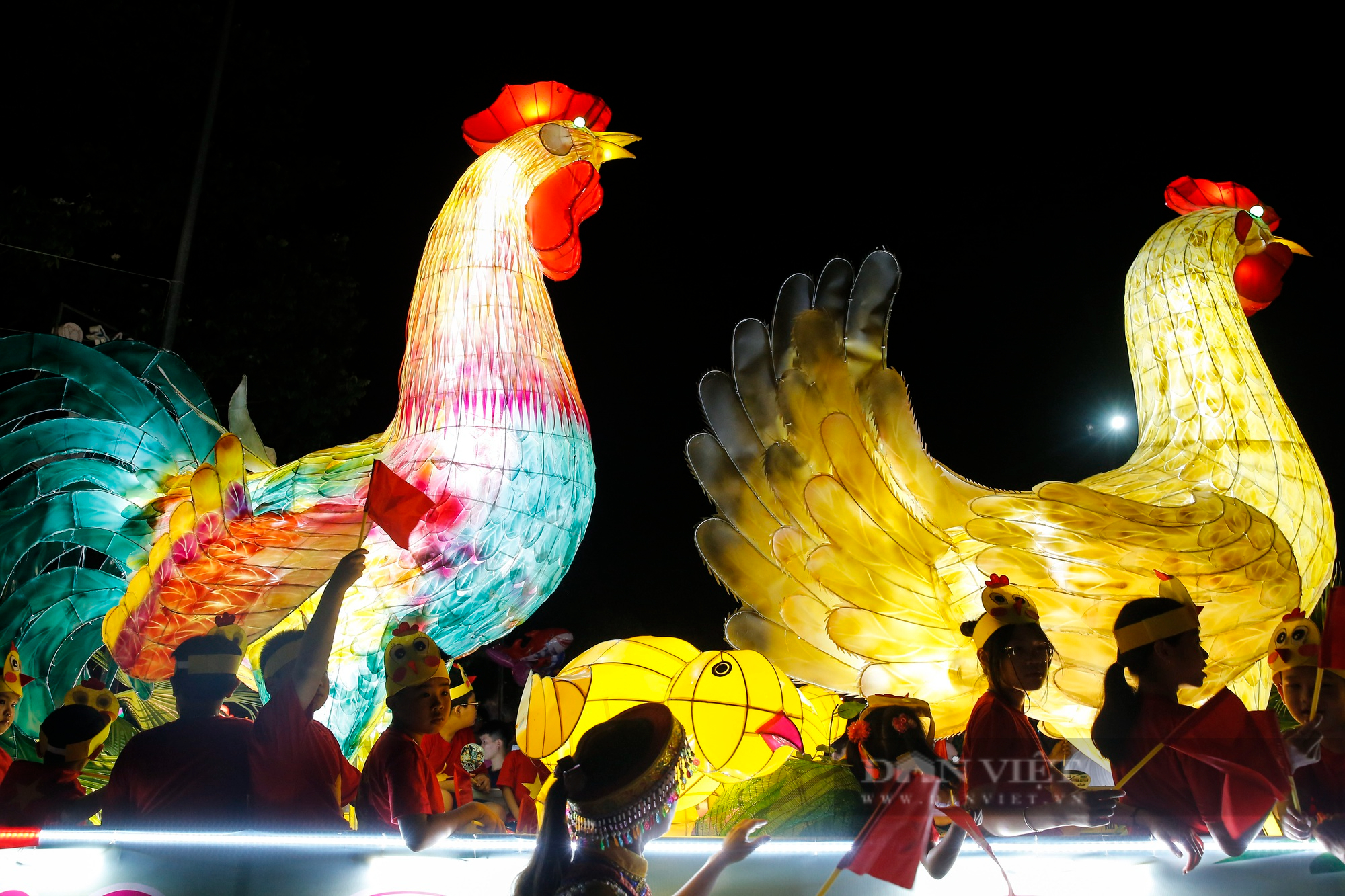 Hàng trăm nghìn người xuống phố rước những mô hình đèn Trung thu khổng lồ ở Tuyên Quang - Ảnh 13.